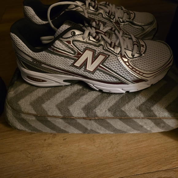 New Balance White and Maroon Sneakers - Picture 2 of 12